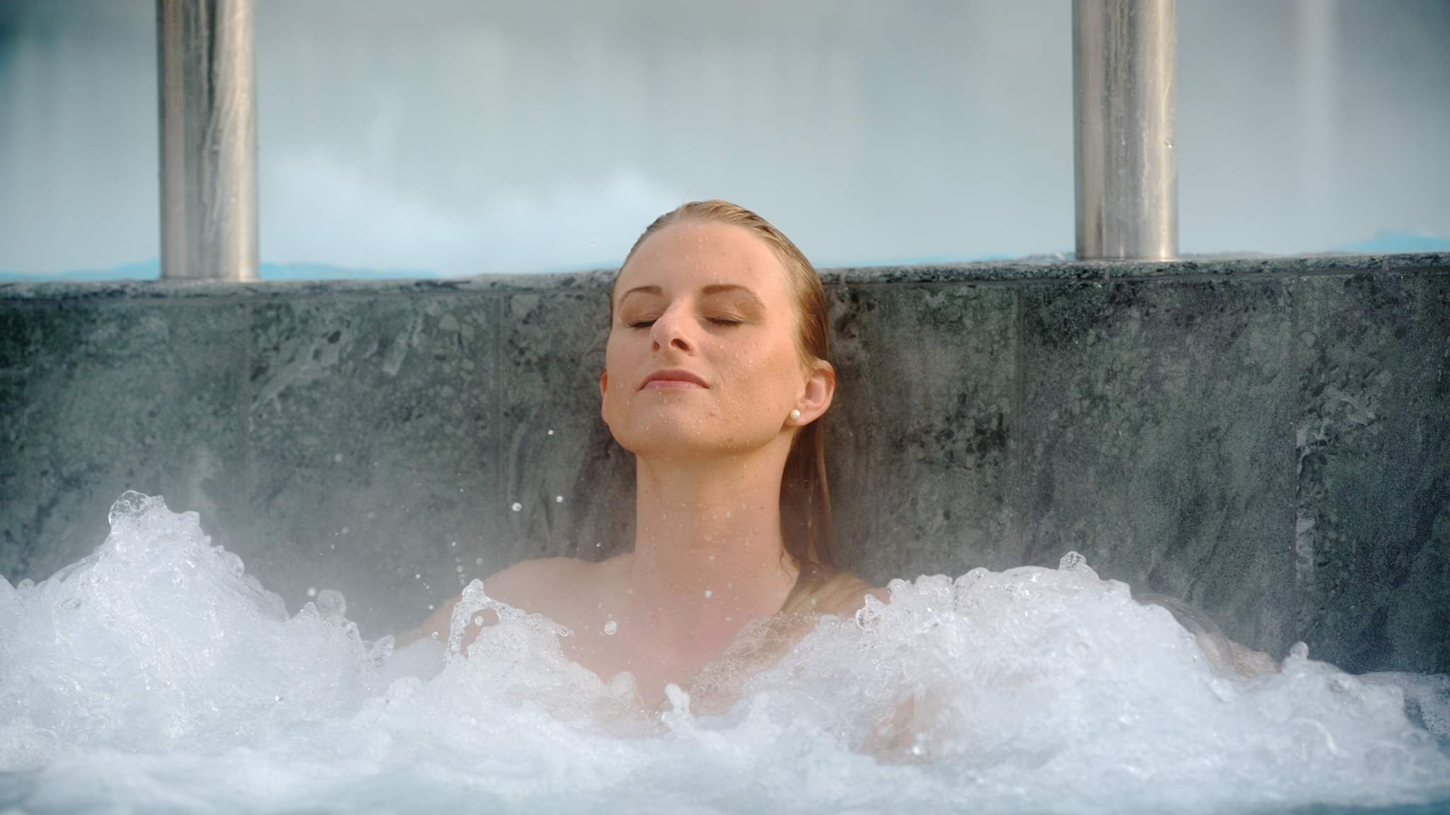 Eine Frau entspannt in einem Pool